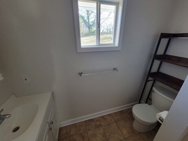 Building Photo - 2 Bedroom 1 Bathroom House