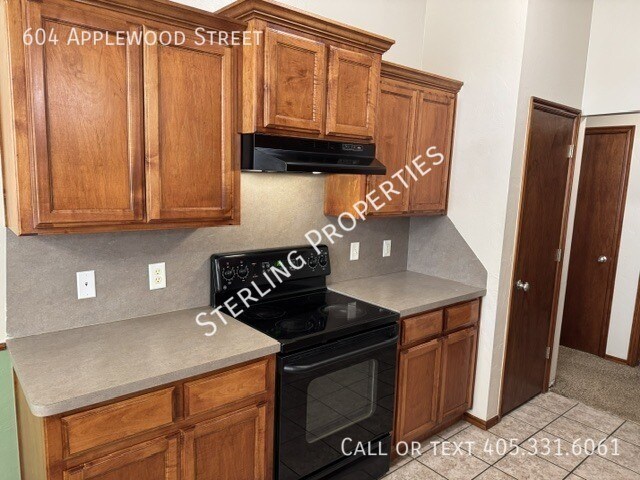 Building Photo - 604 Applewood St