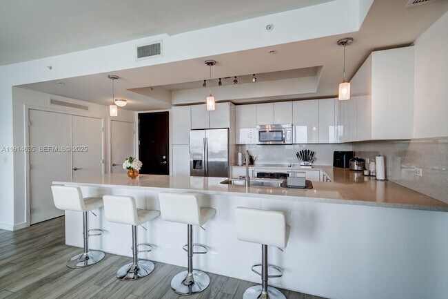 Building Photo - 999 SW 1st Ave