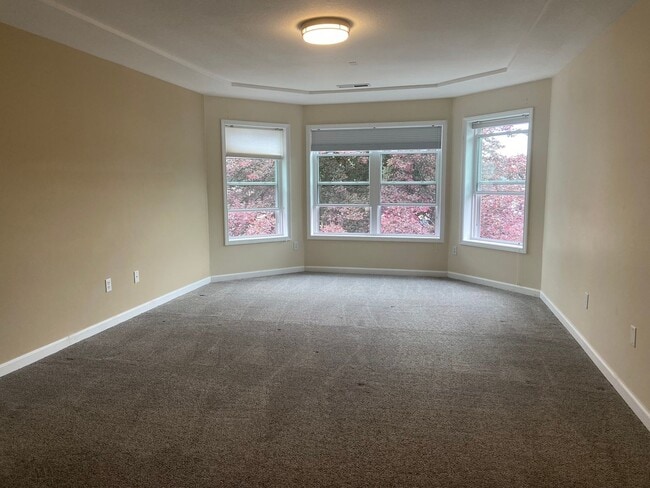 Building Photo - Beautiful 5 Bedroom Home!