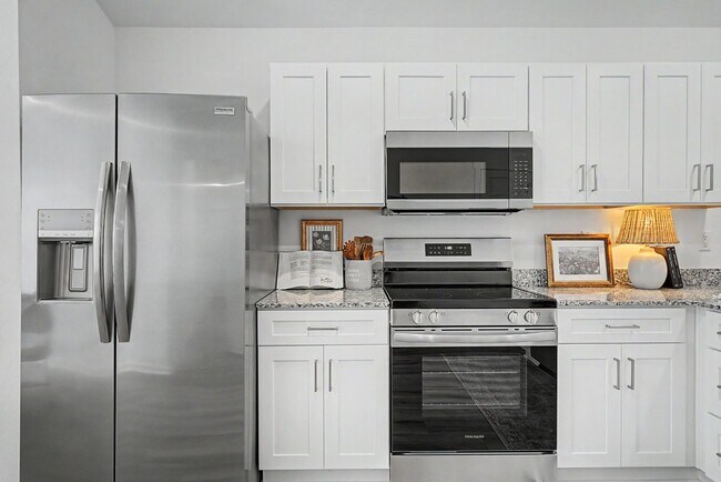 Building Photo - 4 Bed, 2 Bath Home !!