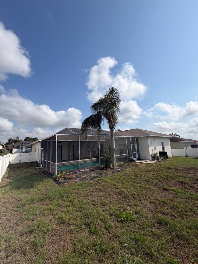 Building Photo - Welcome to your private Florida retreat in Lakeland!