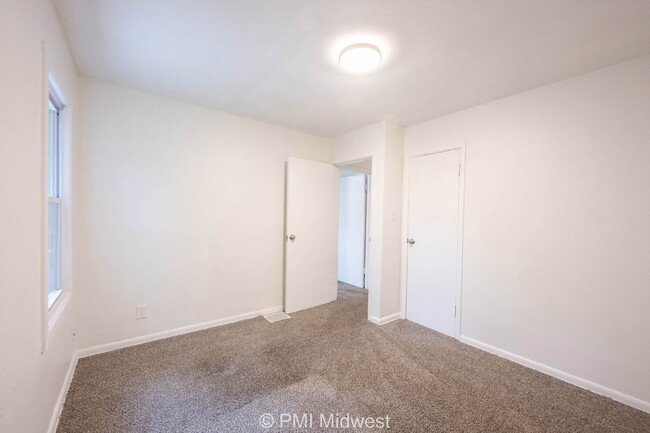Building Photo - "Cozy 2-Bedroom Gem in Indianapolis – Your...