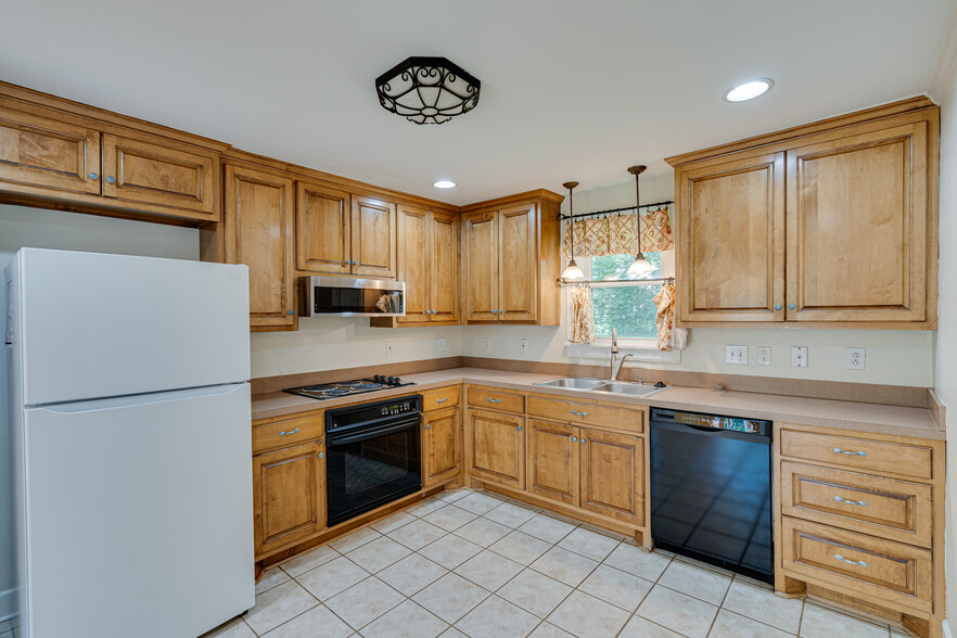 kitchen w/ large open space - 4020 General Bate Dr