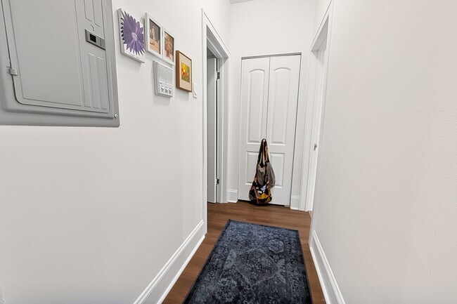 Building Photo - Newly Renovated 1 BR in Loyola on Lovely Quiet Block