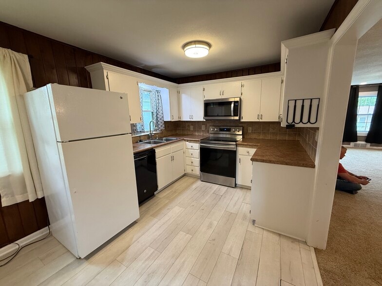 Building Photo - 710 S Silver St