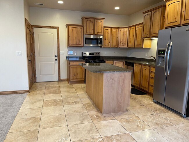 Building Photo - Gorgeous home in Orem