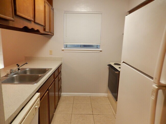 Building Photo - 2334 Sylvan Ct