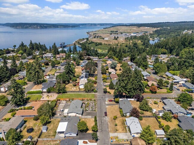 Building Photo - Beautiful Steilacoom Home with Private ADU, Covered Patio, Bonus Gym & A/C!