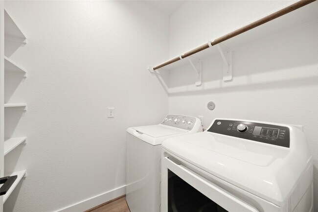 Building Photo - 2729 Solbrook Ln