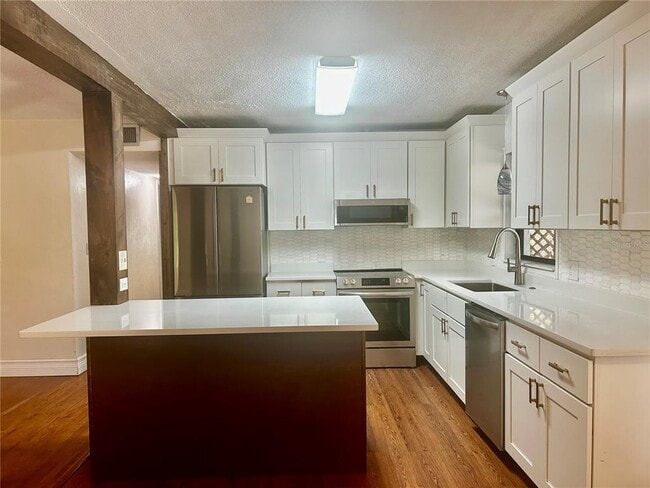 Building Photo - 410 NE 15th Ct