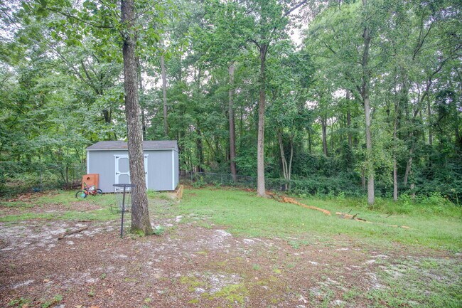Building Photo - Charming 3 Bedroom, 2,5 Bath home with hug...