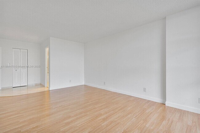 Building Photo - 600 Parkview Dr