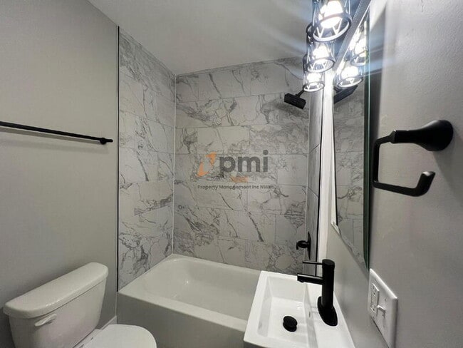 Building Photo - 509 E Commercial Ave