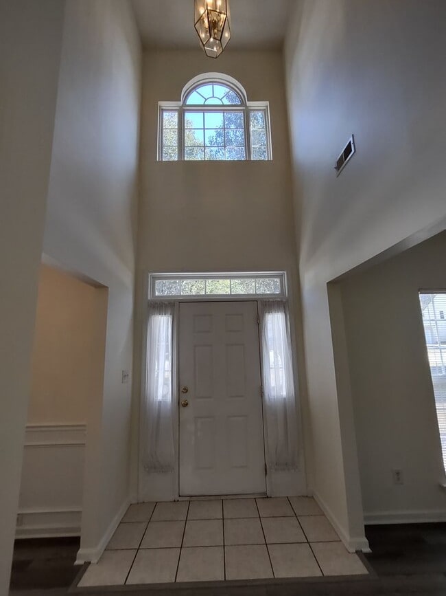 Building Photo - Beautiful 2-story home located in the Reed...