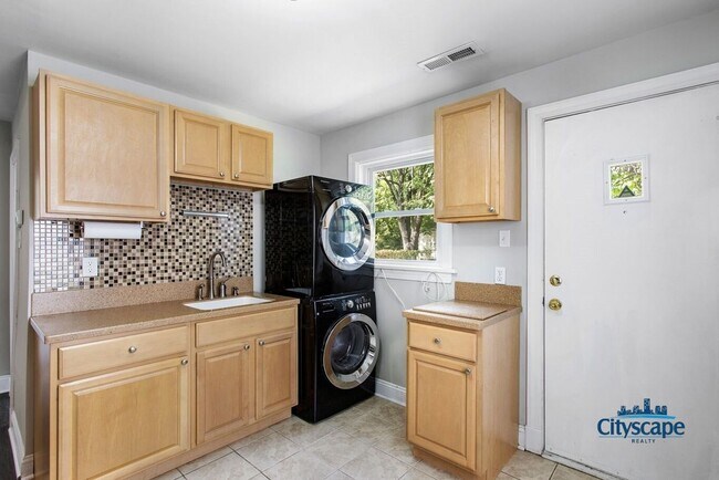 Building Photo - Adorable Bungalow in the heart of Randolph...