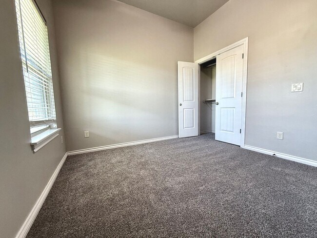 Building Photo - Beautiful 3BD 2BA w/ Bonus Room Located in...