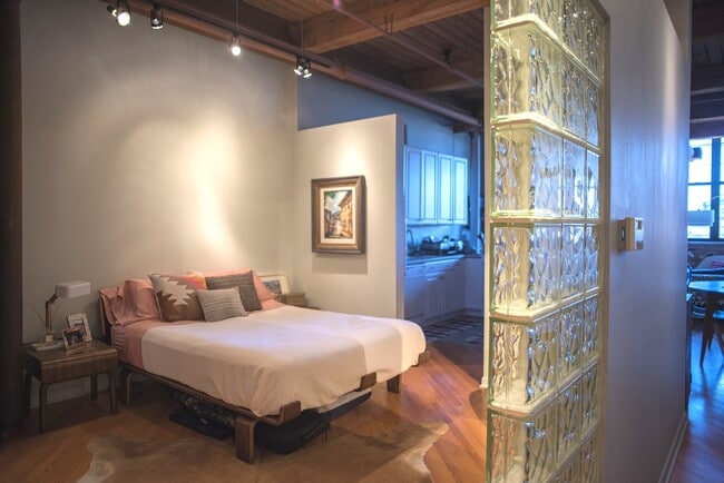 Building Photo - 1000 W Washington Blvd