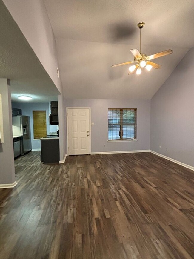 Building Photo - Available Now!!! Move in special $250 off ...