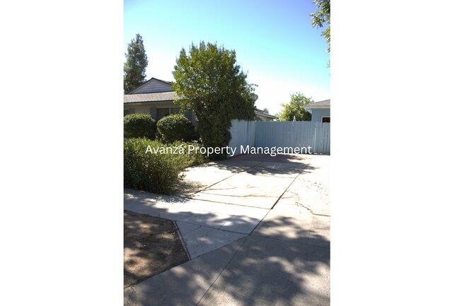 Building Photo - 1 Year Lease 1 Bed  1 Bath  Rent: $1,095 D...