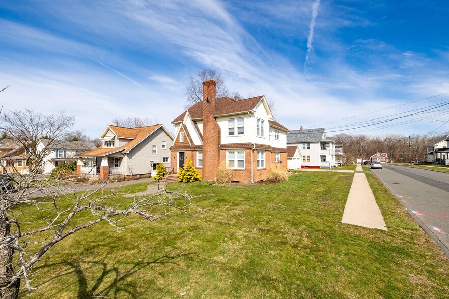 Building Photo - 971 Enfield St