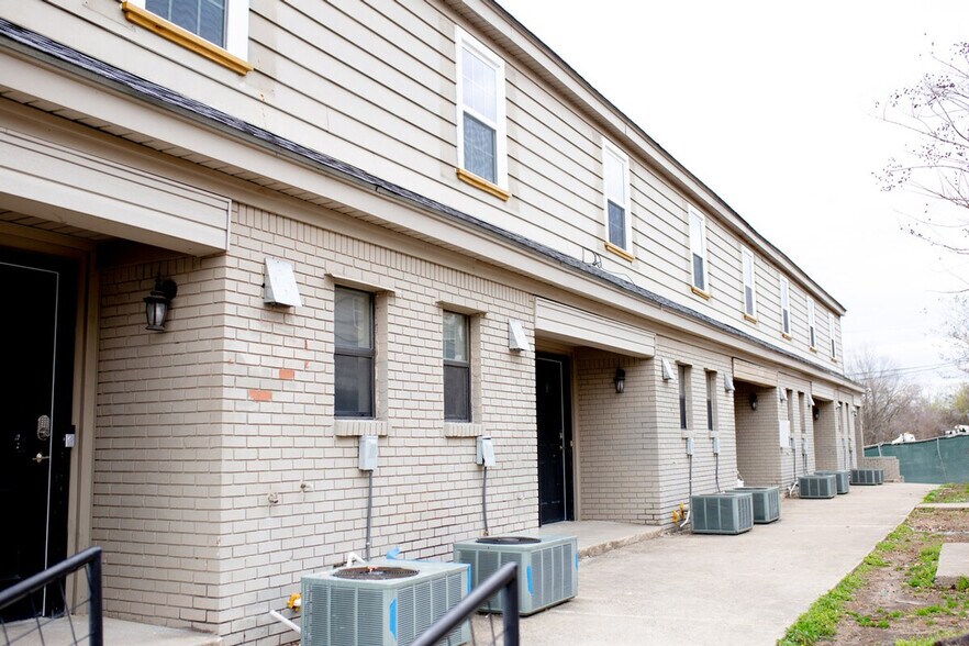 Building Photo - 619 S Cedar St