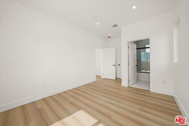 Building Photo - 914 N Hudson Ave