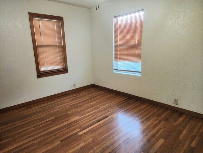 Building Photo - Country Living Home