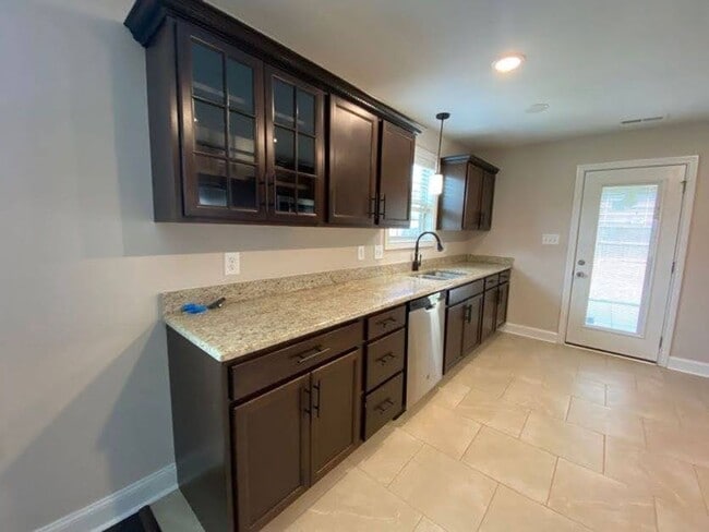 Building Photo - $1650 Adorable 3 Bedroom 2 Bath Ranch Home...