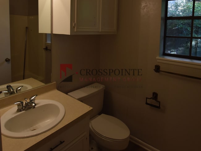 Building Photo - Adorable 3-bedroom, 2-bath duplex with 2-car garage in The Highlands Addition