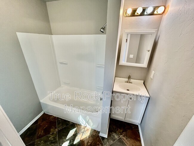 Building Photo - 1127 E Beverly St