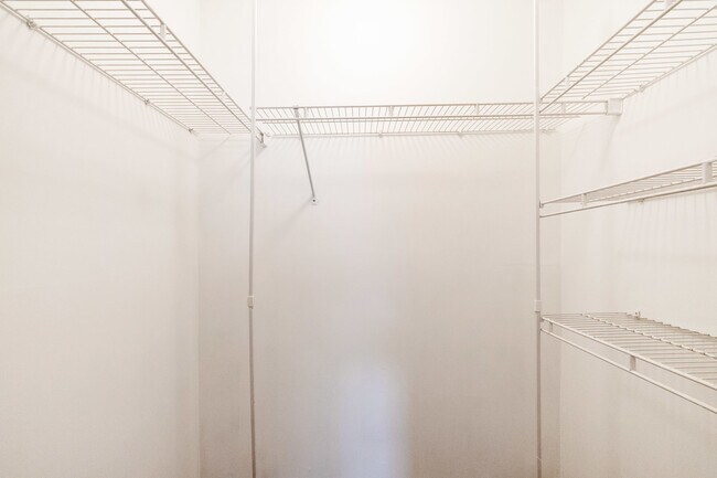 Building Photo - 690 Thorntree Ct
