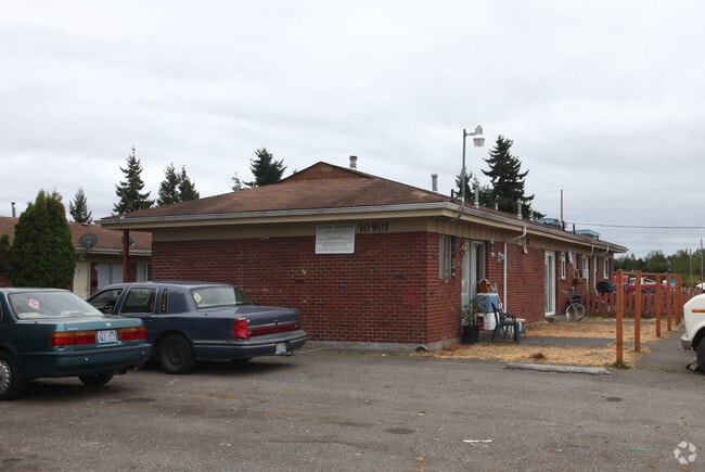 Building Photo - Lakewood Gardens II