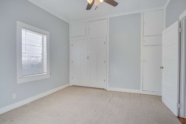 Building Photo - Charming 2-Bedroom Cottage Near Downtown P...