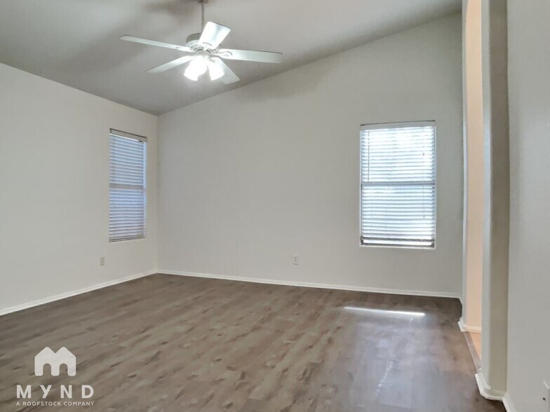 Building Photo - 542 N 169th Ave