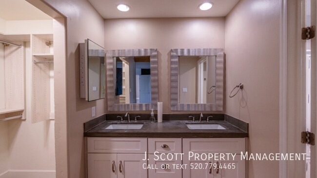 Building Photo - 9059 N Arroya Vista Dr