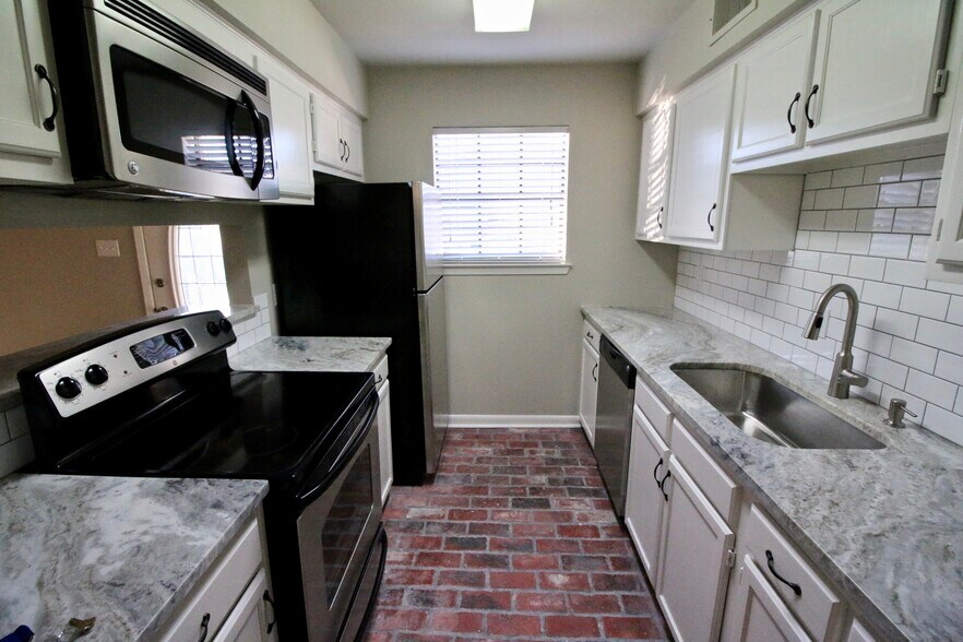 Kitchen - 8335 Summa Ave