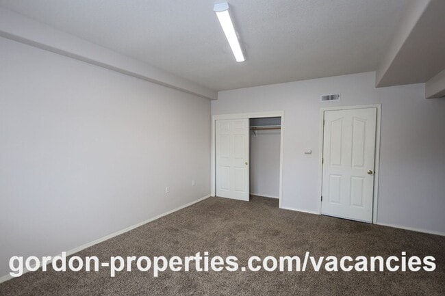 Building Photo - NE Halsey St - Gresham 2 bedroom townhouse with den/office
