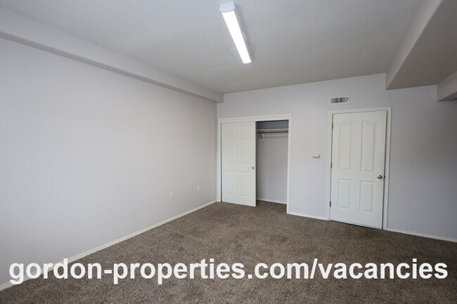 Building Photo - SUMMER SPECIAL: NE Halsey St - Gresham 2 bedroom townhouse with den/office