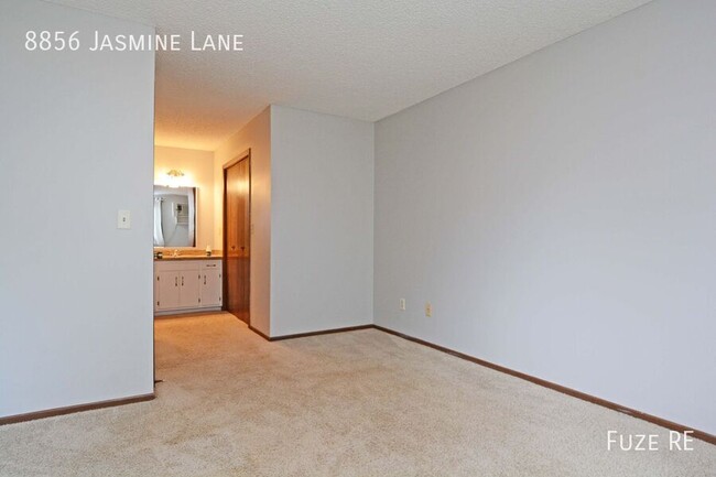 Building Photo - Stunning 2 BD / 1 BA Eden Prairie Town home.