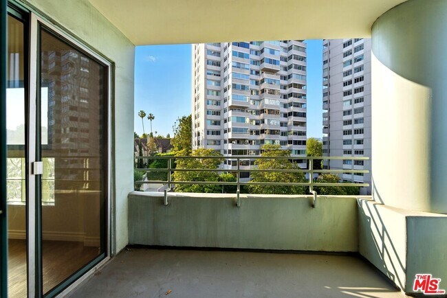 Building Photo - 10336 Wilshire Blvd