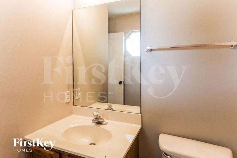 Building Photo - 546 White Fence Dr