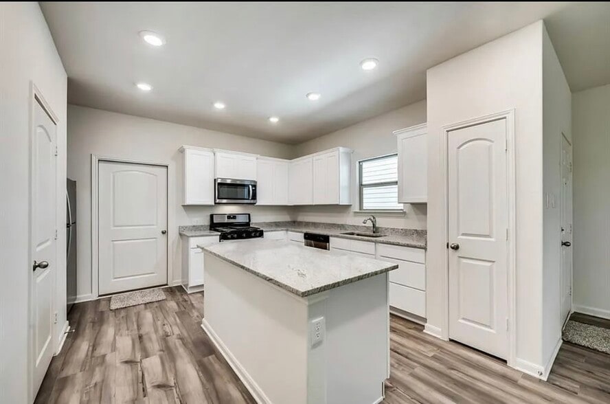 Beautiful kitchen with appliances - 315 Stone Ct