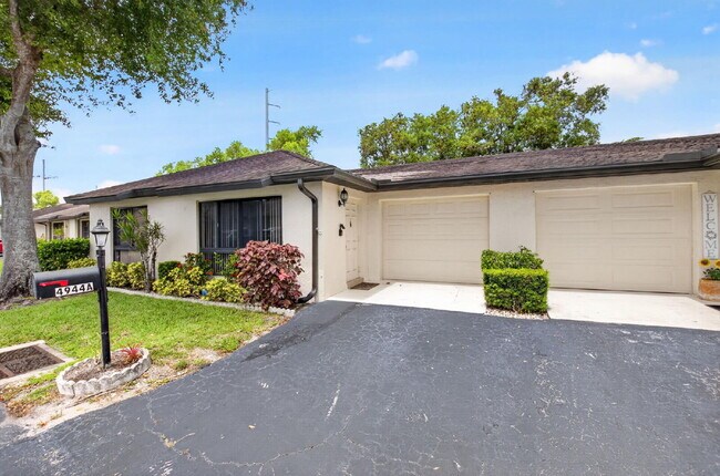 Building Photo - "Spacious 2-Bed, 2-Bath Boynton Beach Gem with Modern Granite Elegance – 1400 Sq Ft!"