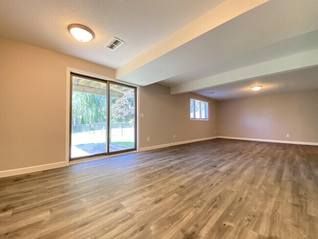 Building Photo - 624 Meadow Run Dr SW