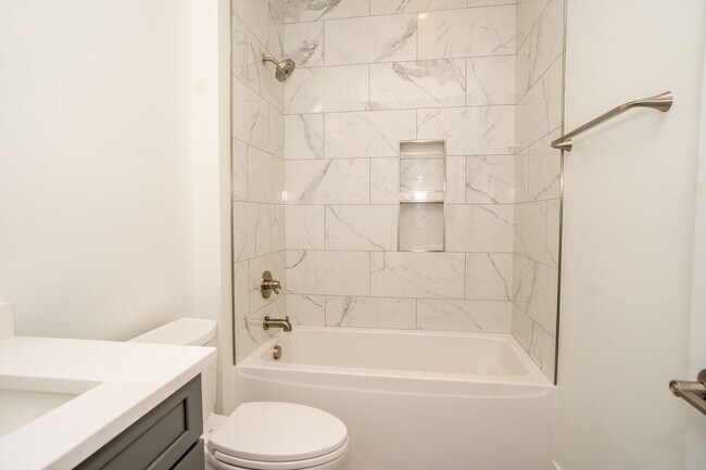 Building Photo - UPSCALE APARTMENT**Available August 2026 Call to inquire about April specials!