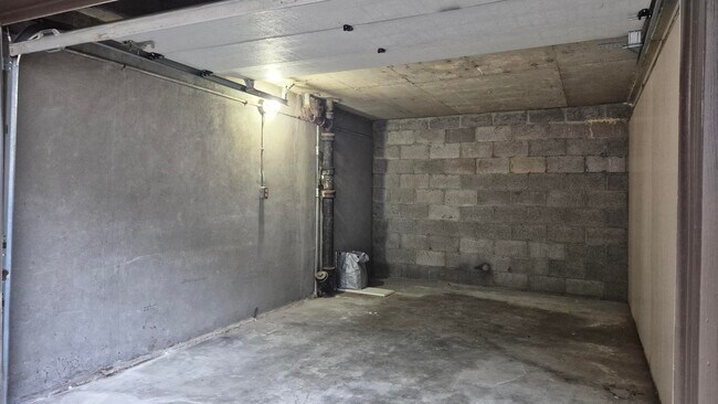 Building Photo - Amazing 2 Bedroom 1 Bath with View in NW P...