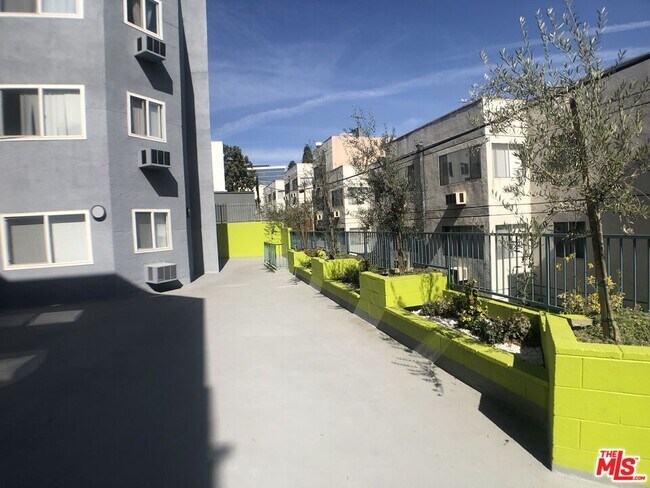 Building Photo - 428 S Grand View St