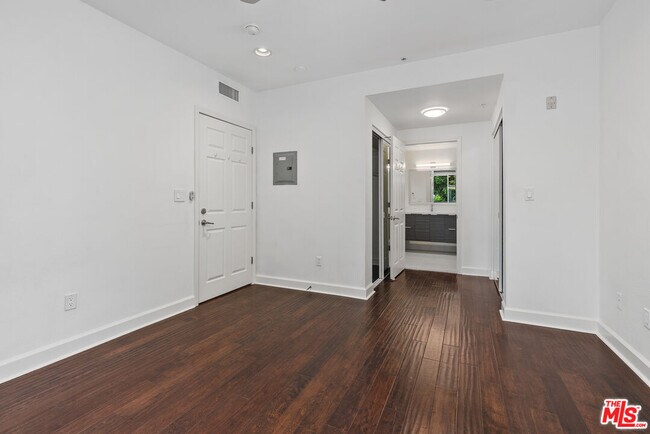 Building Photo - 6038 Carlton Way