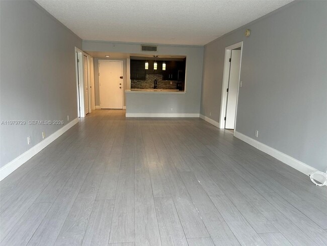 Building Photo - 200 Lakeview Dr